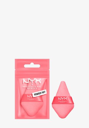 NYX Professional Makeup Powder Puff in een roze etui. De puff heeft een druppelvorm, een zachte textuur en een rood label met productdetails.