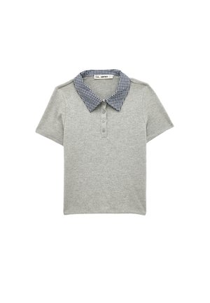 Szara koszulka polo z krótkim rękawem, zapięciem na guziki i niebiesko-białym, kratkowanym, spiczastym kołnierzem na białym tle.