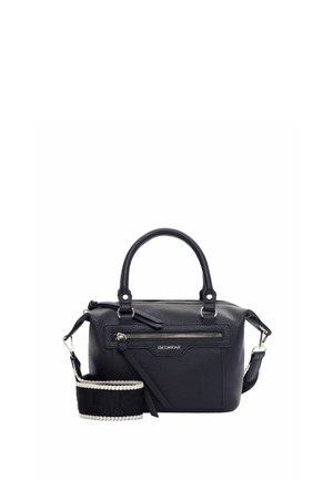 Černá kožená kabelka s dvojitými uchy, přední kapsou na zip a odnímatelným černo-bílým ramenním popruhem s motivem.