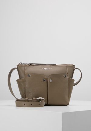 Kleine beige crossbodytas met twee voorvakjes met drukknopen, verstelbare riem en ritssluiting, met het merk "Liebeskind Berlin" aan de voorkant.