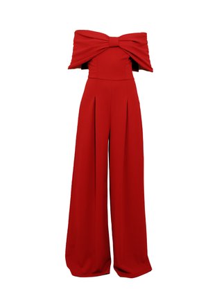 Rode strapless jumpsuit met een grote strikdetail over de borst en wijde pijpen.