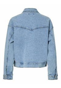 Veste en denim bleu clair à manches longues, poignets boutonnés et détail de piqûre pointue au dos.