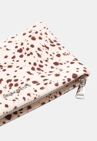 Weiße Clutch-Tasche mit unregelmäßigen dunkellbraunen Flecken, silbernem Reißverschluss und kleinem Markenlogo in der vorderen Ecke.