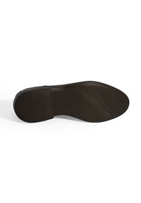 Zwarte rubberen schoenzool met een gestructureerd oppervlak, waarin horizontale en diagonale groeven zijn aangebracht voor grip en stabiliteit. Gewelfde randen.