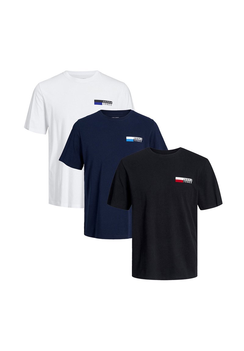 Tre T-shirts: en hvid, en marineblå og en sort. Hver har et lille logo med stribede accenter i blå, hvid og rød på brystet.