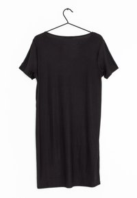 Musta ribattava mekko väljässä istuvuudessa, lyhyet hihat ja pyöreä pääntie. Kangas näyttää pehmeältä, ja siinä on pystysuuntainen texture koko matkalla.