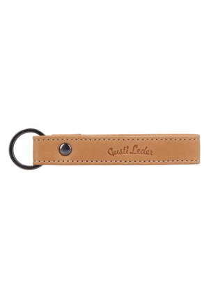 Hellbrauner Leder-Schlüsselanhänger mit weißen Nähten, Metallring an einem Ende und geprägt "Gusti Leder"-Logo am Riemen.
