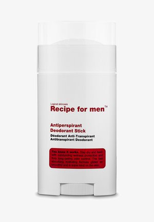 Witte cilindrische container met een draaimechanisme, gelabeld "Recipe for men Antiperspirant Deodorant Stick" in rode tekst. Gladde afwerking.