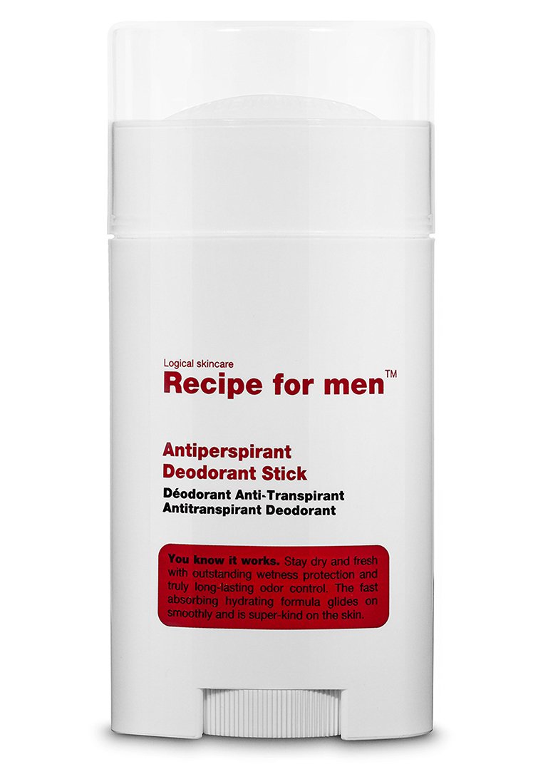 Hvid cylindrisk beholder med en drej op mekanisme, mærket "Recipe for men Antiperspirant Deodorant Stick" med rød tekst. Glat overflade.