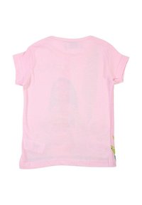 T-shirt en coton rose à manches courtes, doté d'un ourlet incurvé. Motif de feuilles en accent sur le côté inférieur gauche, texture douce. Vue de dos.