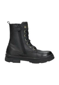 Zwarte leren enkelboot met een getextureerde afwerking, ronde neus, vetersluiting aan de voorkant, zijrits, gouden eyelets en een stevige rubberen zool.