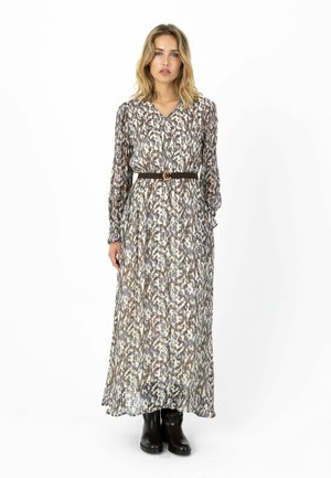 Maxiruha könnyű, mintás anyagból, barna, kék és krémszínű árnyalatokkal. Hosszú ujjakkal, V-nyakkivágással és barna övvel a deréknál.