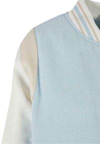 Svetlo modrá bombera s textúrovaným povrchom, s krémovými koženými rukávmi a pruhovaným rebrovaným golierom v svetlých farbách.