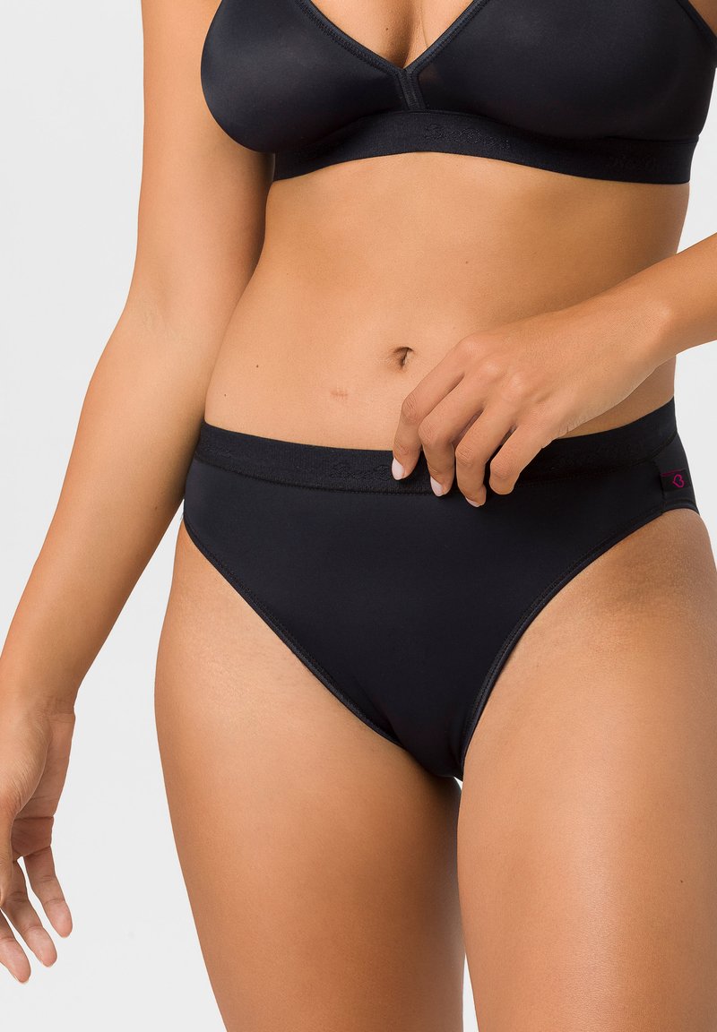 Schwarzer Bikini-Unterteil aus einem glatten, dehnbaren Material. Verfügt über ein einfaches Design, hohe Beinausschnitte und einen weichen Bund. Keine Muster oder Akzente.