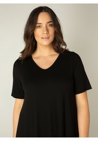 Zwarte V-hals T-shirt van zachte stof met korte mouwen, met een ontspannen pasvorm en een gladde textuur, geschikt voor casual gebruik.