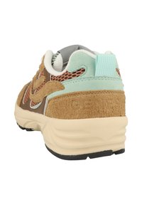 Sneaker aus braunem Wildleder und Mesh mit mintgrünem Akzent, cremiger Sohle und grauem, gepolstertem Kragen mit Logodetail an der Ferse.