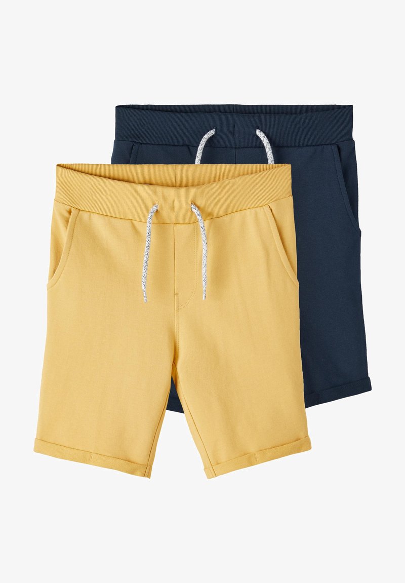 Dois pares de calções até ao joelho, um em amarelo com cordão, o outro em azul-marinho. Ambos têm bolsos laterais e uma textura suave e lisa.