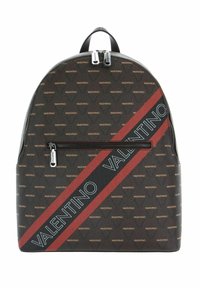 Sac à dos en cuir marron avec un motif répété du logo "Valentino", des détails en bandes diagonales rouges et noires, une quincaillerie en argent et une fermeture éclair.