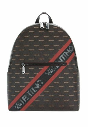 Sac à dos en cuir marron avec un motif répété du logo "Valentino", des détails en bandes diagonales rouges et noires, une quincaillerie en argent et une fermeture éclair.
