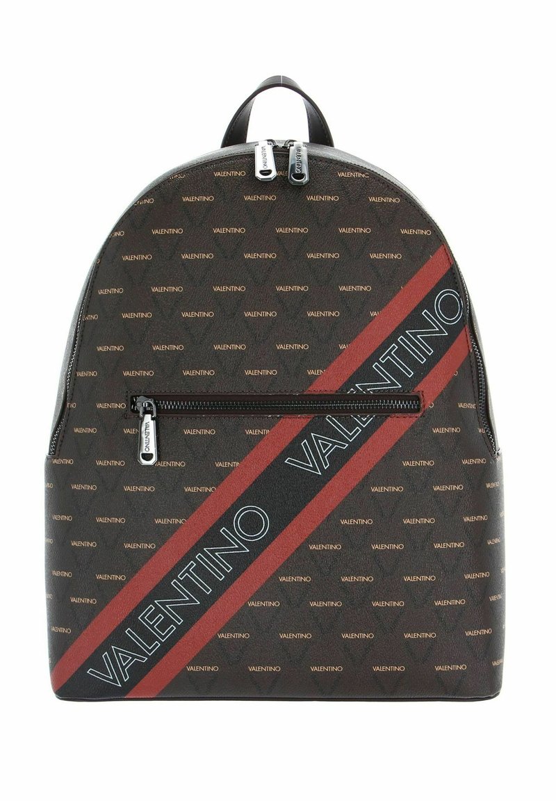 Sac à dos en cuir marron avec un motif répété du logo "Valentino", des détails en bandes diagonales rouges et noires, une quincaillerie en argent et une fermeture éclair.