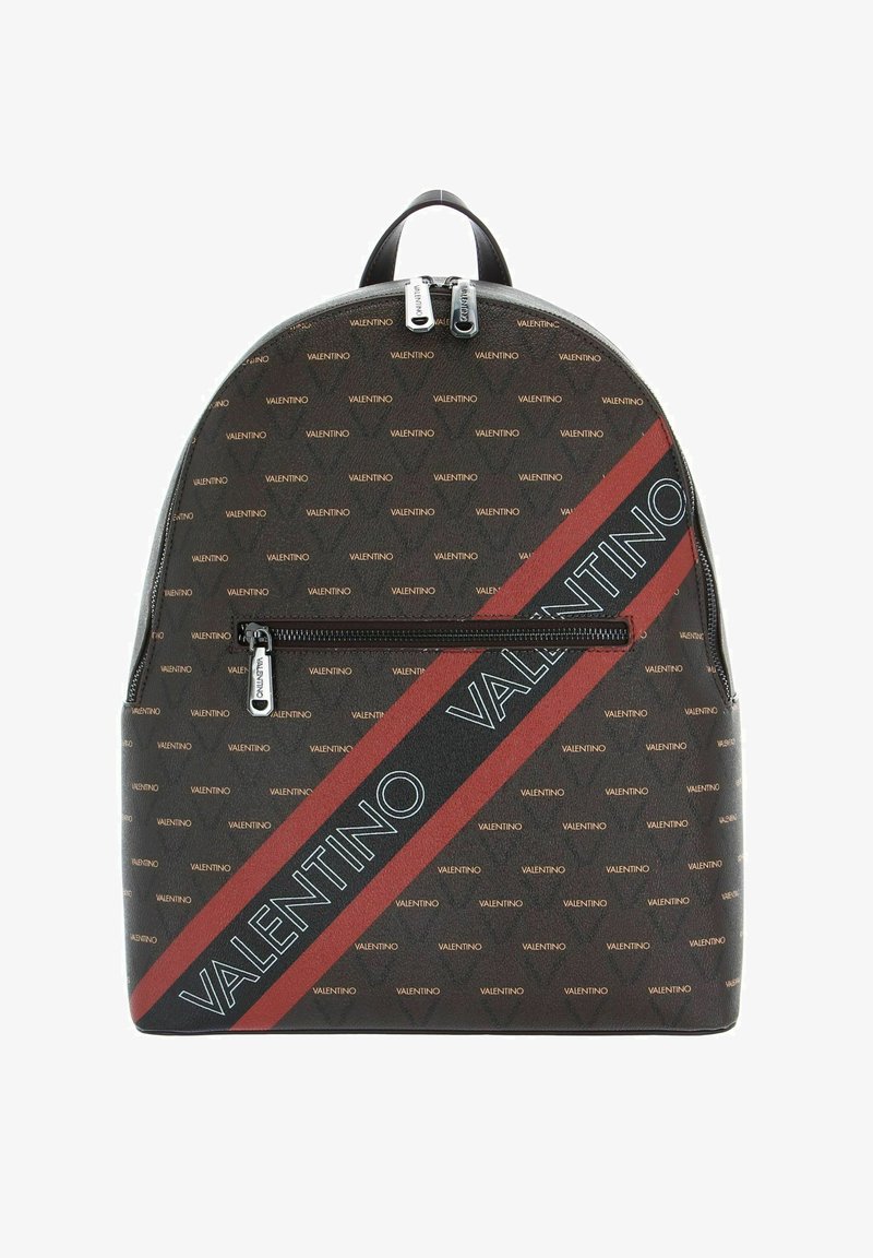 Sac à dos en cuir marron avec un motif répété du logo "Valentino", des détails en bandes diagonales rouges et noires, une quincaillerie en argent et une fermeture éclair.