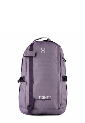 Kleine paarse rugzak met voorriem, bovenste handvat, zijgespen en "TIGHT" branding onder een wit logo op een witte achtergrond.