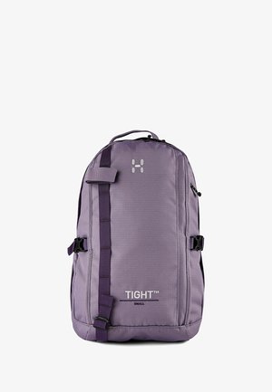 Zaino piccolo viola con cinghia frontale, maniglia superiore, fibbie laterali e marchio "TIGHT" sotto un logo bianco su sfondo bianco.