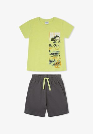 Camiseta de manga corta verde claro con estampado de bicicleta BMX, combinada con pantalones cortos de cintura elástica en gris oscuro con cordón verde claro.