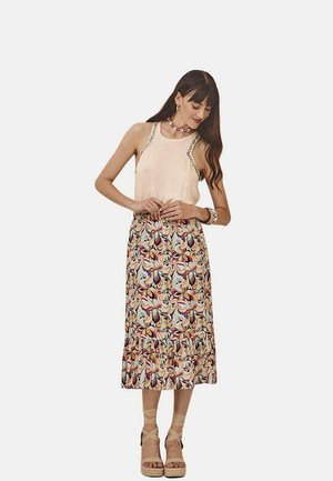 Top sin mangas de color rosa claro con tirantes bordados; falda de longitud media con estampado en tonos florales; tela texturizada; bajo con volantes.