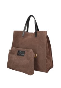 Bruine suède handtas met zwarte leren handvatten, uitgerust met een kleine afneembare tas met rits en een getextureerde logo patch.