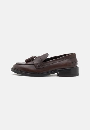Mocassin en cuir marron foncé avec un gland à l'avant et un talon bas, présenté en profil latéral sur un fond uni.