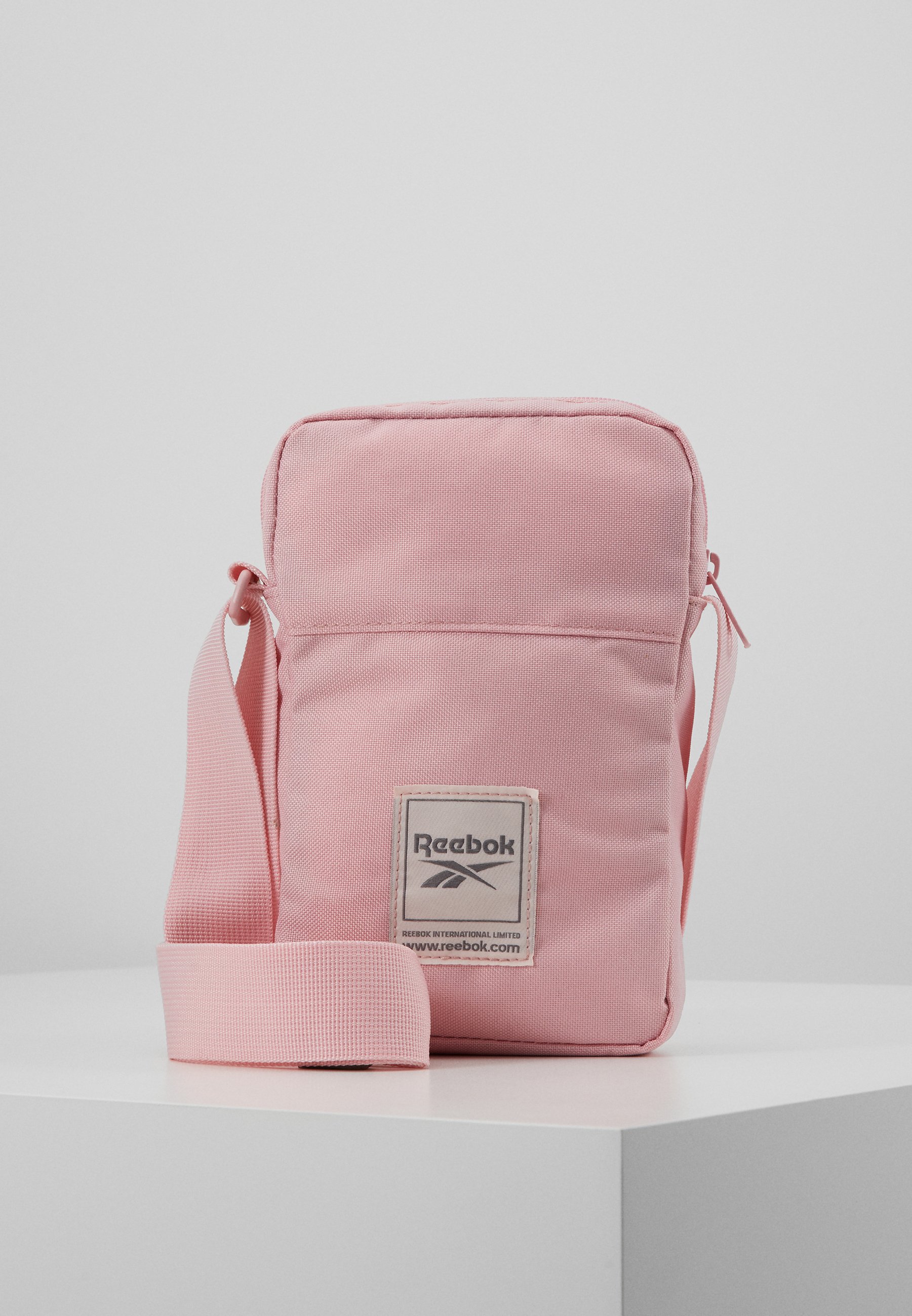 Reebok CITY BAG Axelremsväska pink Zalando.se Reebok CITY BAG Axelremsväska pink Zalando.se
