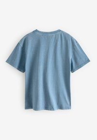 Kortärmad t-shirt med rund hals i ljusblå bomull med en lätt urblekt textur och en avslappnad passform, som visar en enkel design.