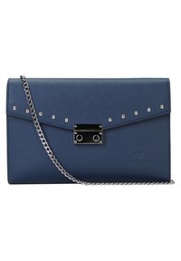 Marinblå clutch i strukturerad läder med silvernitar, lås för stängning och silverkedjesnurra. Rektangulär form.