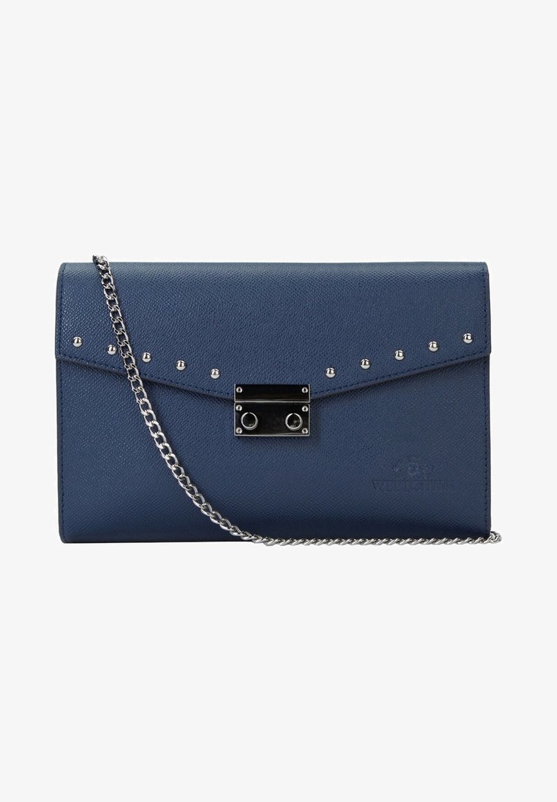 Marinblå clutch i strukturerad läder med silvernitar, lås för stängning och silverkedjesnurra. Rektangulär form.