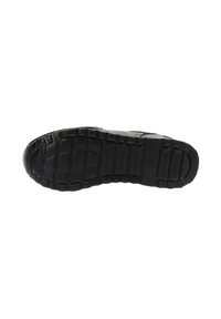 Suela de zapatilla negra con una superficie de goma texturizada y profundos surcos. Bordes reforzados y un diseño de sección media suave.