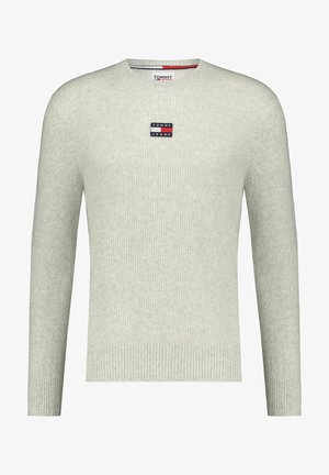 Hellgrauer gerippter Pullover mit Rundhalsausschnitt. Verfügt über ein kleines Tommy Jeans Logo-Patch auf der Brust. Weicher, strukturierter Stoff.