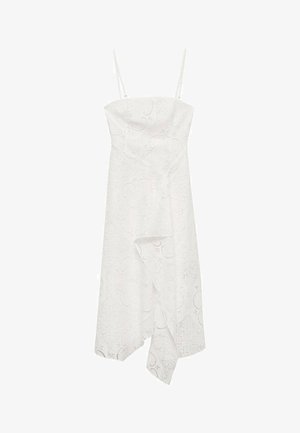 Witte kanten jurk met dunne bandjes, gestructureerd bloemenpatroon, asymmetrische zoom en vloeiende drapeerdetails aan de voorkant.