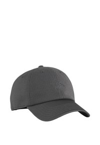 Grå baseballcap med et tekstureret stof, buet skygge og syede detaljer. Har et lille logo foran.