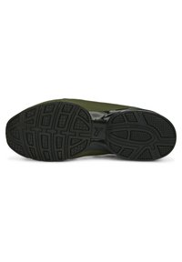 Groene sportieve schoen met een gestructureerde zwarte rubberen zool. Heeft een soepele bovenkant en een gestroomlijnde vorm zonder opvallende accentuering.