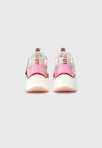 Zapatillas altas en blanco, rosa y rojo. Material suave y brillante con detalle de cadena y logo embosado en el talón. Trabilla en el tirador para facilitar el calzado.