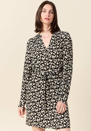 GERADESFLIESSENDESMIT GÜRTEL - Day dress - creme