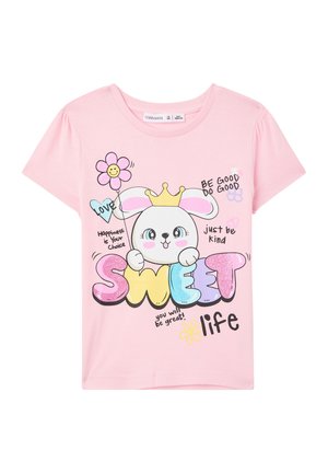 T-shirt di cotone rosa chiaro con un coniglio dei cartoni animati con una corona, testo colorato che dice "SWEET life", grafiche di fiori e palloncini.
