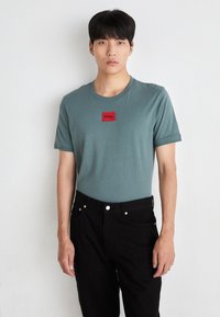 HUGO DIRAGOLINO - Tricou basic - dark green