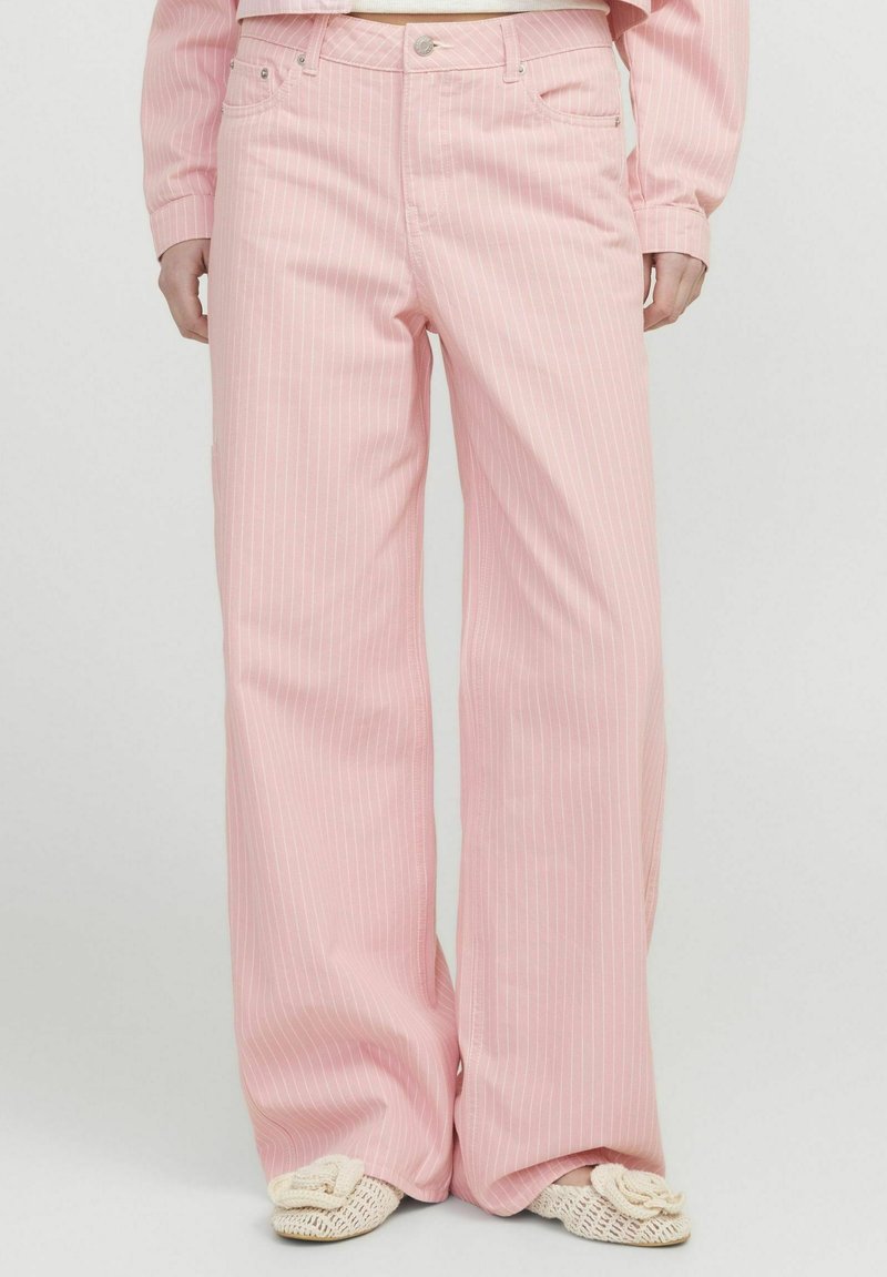Ružičaste hlače širokih nogavica s vertikalnim bijelim prugama. Izrađene su od mekog materijala, a sadrže klasičan dizajn s pet džepova i zatvaranjem na patentni zatvarač.