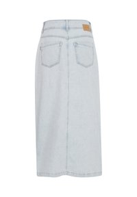 Jupe midi en denim bleu clair avec deux poches arrière et une petite pièce en cuir marron sur la ceinture.