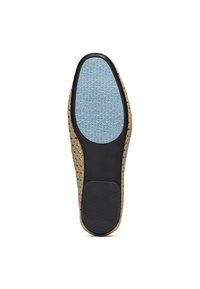 Suola in gomma di colore marrone chiaro con un motivo testurizzato nero. Presenta un interno blu con testo del marchio bianco e piccoli design a forma di ritaglio sui lati.