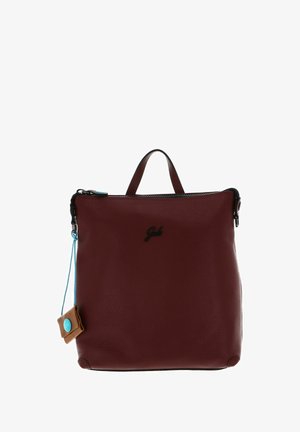 Sac à main en cuir bourgogne avec une surface texturée, une anse supérieure, une fermeture éclair, et une étiquette d'accent bleu attachée sur le côté.