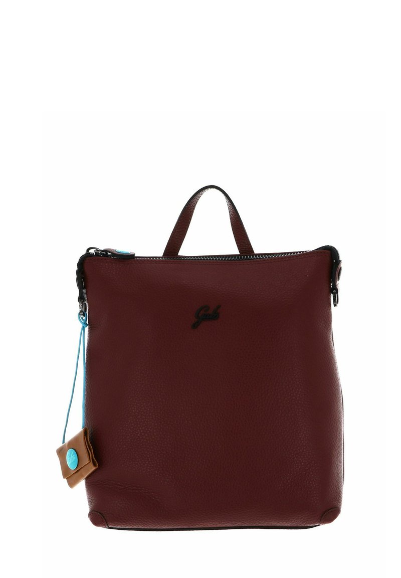 Sac à main en cuir bourgogne avec une surface texturée, une anse supérieure, une fermeture éclair, et une étiquette d'accent bleu attachée sur le côté.