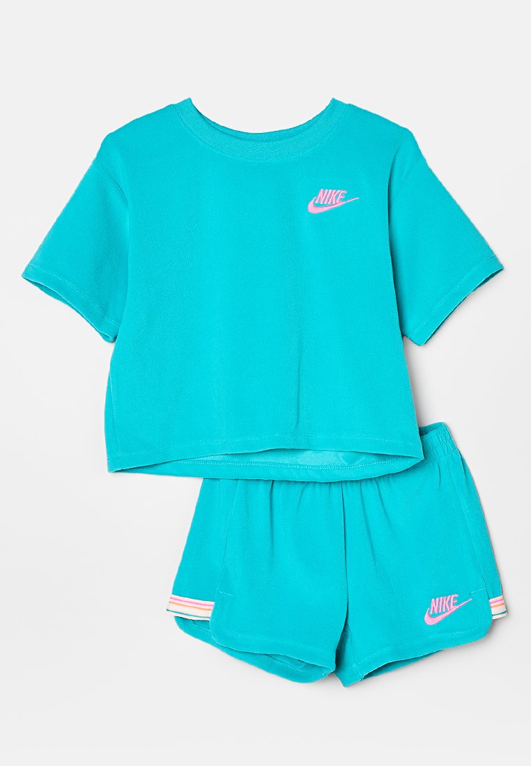 Türkises Nike-Crop-Top und Shorts-Set. Das Top hat kurze Ärmel und ein Logo auf der Vorderseite; die Shorts haben ein pinkes Logo und gestreifte Taillenakzente.